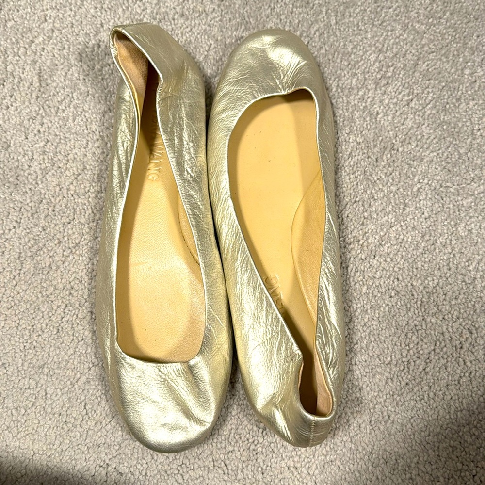 Vera Wang gold ballet flat